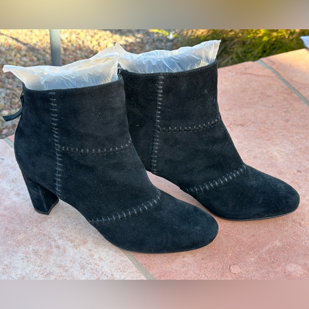 Aerosoles Suede Ankle Booties Size 7.5 Black with zip back and 3” heels EUC